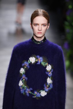 Paris, Fransa - Mart 06: bir model 6 Mart 2011 de paris, Fransa paris moda haftası sırasında givenchy defile pist yürür.