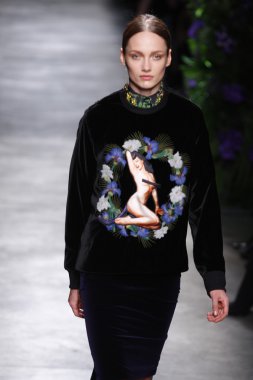 Paris, Fransa - Mart 06: bir model 6 Mart 2011 de paris, Fransa paris moda haftası sırasında givenchy defile pist yürür.