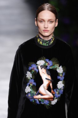 Paris, Fransa - Mart 06: bir model 6 Mart 2011 de paris, Fransa paris moda haftası sırasında givenchy defile pist yürür.