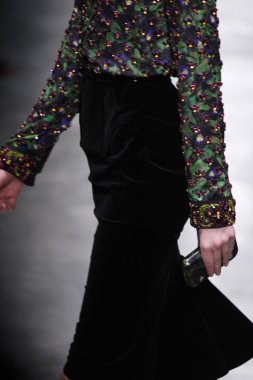 Paris, Fransa - Mart 06: bir model 6 Mart 2011 de paris, Fransa paris moda haftası sırasında givenchy defile pist yürür.
