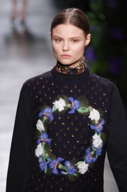 Paris, Fransa - Mart 06: bir model 6 Mart 2011 de paris, Fransa paris moda haftası sırasında givenchy defile pist yürür.