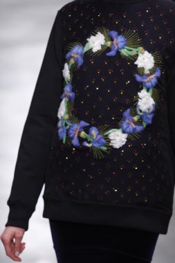 Paris, Fransa - Mart 06: bir model 6 Mart 2011 de paris, Fransa paris moda haftası sırasında givenchy defile pist yürür.