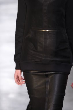 Paris, Fransa - Mart 06: bir model 6 Mart 2011 de paris, Fransa paris moda haftası sırasında givenchy defile pist yürür.