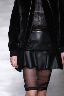 Paris, Fransa - Mart 06: bir model 6 Mart 2011 de paris, Fransa paris moda haftası sırasında givenchy defile pist yürür.