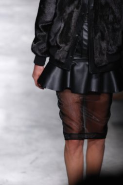Paris, Fransa - Mart 06: bir model 6 Mart 2011 de paris, Fransa paris moda haftası sırasında givenchy defile pist yürür.