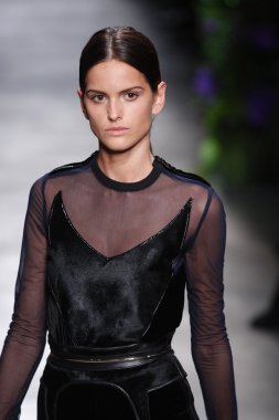 Paris, Fransa - Mart 06: bir model 6 Mart 2011 de paris, Fransa paris moda haftası sırasında givenchy defile pist yürür.