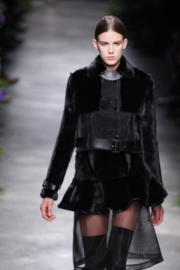 Paris, Fransa - Mart 06: bir model 6 Mart 2011 de paris, Fransa paris moda haftası sırasında givenchy defile pist yürür.