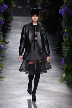 Paris, Fransa - Mart 06: bir model 6 Mart 2011 de paris, Fransa paris moda haftası sırasında givenchy defile pist yürür.