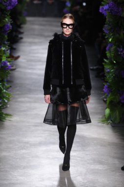 Paris, Fransa - Mart 06: bir model 6 Mart 2011 de paris, Fransa paris moda haftası sırasında givenchy defile pist yürür.