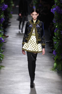 Paris, Fransa - Mart 06: bir model 6 Mart 2011 de paris, Fransa paris moda haftası sırasında givenchy defile pist yürür.