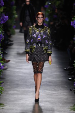 Paris, Fransa - Mart 06: bir model 6 Mart 2011 de paris, Fransa paris moda haftası sırasında givenchy defile pist yürür.