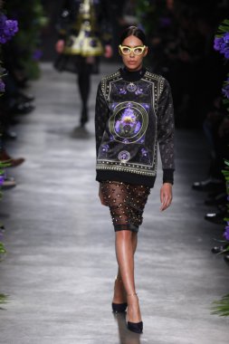 Paris, Fransa - Mart 06: bir model 6 Mart 2011 de paris, Fransa paris moda haftası sırasında givenchy defile pist yürür.