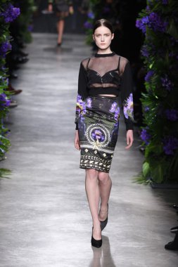 Paris, Fransa - Mart 06: bir model 6 Mart 2011 de paris, Fransa paris moda haftası sırasında givenchy defile pist yürür.