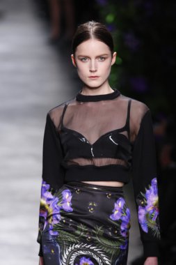 Paris, Fransa - Mart 06: bir model 6 Mart 2011 de paris, Fransa paris moda haftası sırasında givenchy defile pist yürür.