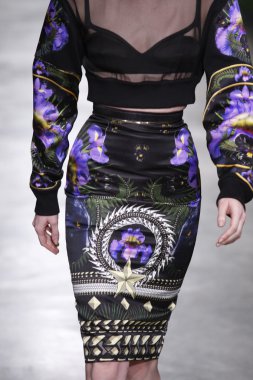 Paris, Fransa - Mart 06: bir model 6 Mart 2011 de paris, Fransa paris moda haftası sırasında givenchy defile pist yürür.