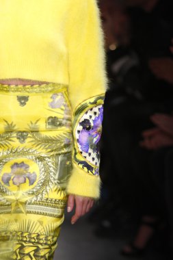 Paris, Fransa - Mart 06: bir model 6 Mart 2011 de paris, Fransa paris moda haftası sırasında givenchy defile pist yürür.