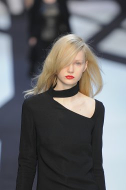 Paris, Fransa - Mart 02: manken, paris moda haftası kapsamında üzerinde 02 Mart 2011 sonbahar kış 2011 show giymeye hazır adam laroche sırasında pist yürür