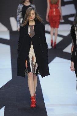 Paris, Fransa - Mart 02: manken, paris moda haftası kapsamında üzerinde 02 Mart 2011 sonbahar kış 2011 show giymeye hazır adam laroche sırasında pist yürür