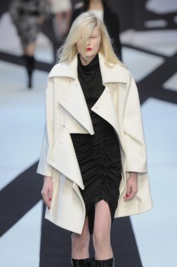 Paris, Fransa - Mart 02: manken, paris moda haftası kapsamında üzerinde 02 Mart 2011 sonbahar kış 2011 show giymeye hazır adam laroche sırasında pist yürür