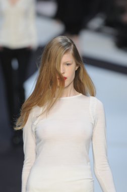 Paris, Fransa - Mart 02: manken, paris moda haftası kapsamında üzerinde 02 Mart 2011 sonbahar kış 2011 show giymeye hazır adam laroche sırasında pist yürür