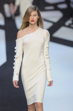 Paris, Fransa - Mart 02: manken, paris moda haftası kapsamında üzerinde 02 Mart 2011 sonbahar kış 2011 show giymeye hazır adam laroche sırasında pist yürür