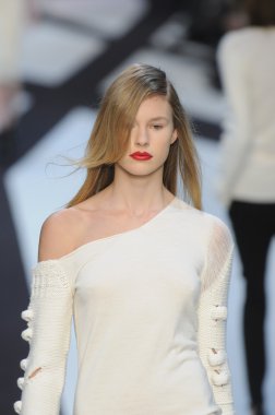 Paris, Fransa - Mart 02: manken, paris moda haftası kapsamında üzerinde 02 Mart 2011 sonbahar kış 2011 show giymeye hazır adam laroche sırasında pist yürür