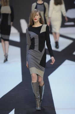 Paris, Fransa - Mart 02: manken, paris moda haftası kapsamında üzerinde 02 Mart 2011 sonbahar kış 2011 show giymeye hazır adam laroche sırasında pist yürür