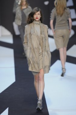 Paris, Fransa - Mart 02: manken, paris moda haftası kapsamında üzerinde 02 Mart 2011 sonbahar kış 2011 show giymeye hazır adam laroche sırasında pist yürür