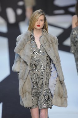 Paris, Fransa - Mart 02: manken, paris moda haftası kapsamında üzerinde 02 Mart 2011 sonbahar kış 2011 show giymeye hazır adam laroche sırasında pist yürür