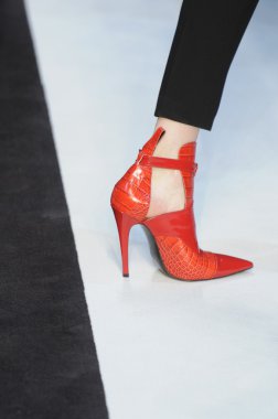 Paris, Fransa - Mart 02: manken, paris moda haftası kapsamında üzerinde 02 Mart 2011 sonbahar kış 2011 show giymeye hazır adam laroche sırasında pist yürür