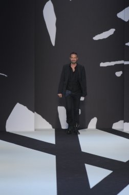 Paris, Fransa - Mart 02: manken, paris moda haftası kapsamında üzerinde 02 Mart 2011 sonbahar kış 2011 show giymeye hazır adam laroche sırasında pist yürür