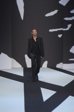 Paris, Fransa - Mart 02: manken, paris moda haftası kapsamında üzerinde 02 Mart 2011 sonbahar kış 2011 show giymeye hazır adam laroche sırasında pist yürür