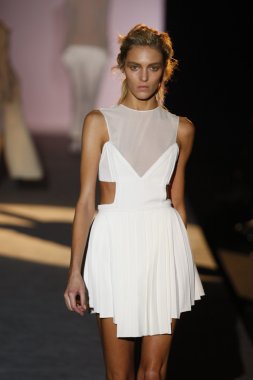 Paris, Fransa-Mart 06: 06 Şubat 2012 de paris, Fransa paris moda haftası kapsamında sonbahar kış 2011 show giymeye hazır hakaan sırasında pist model yürür.