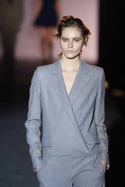 Paris, Fransa - 01 Mart: bir model 1 Mart 2011 de paris, Fransa paris moda haftası sırasında hakaan sonbahar kış 2011-12 defile pist yürür.