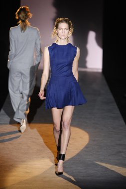 Paris, Fransa - 01 Mart: bir model 1 Mart 2011 de paris, Fransa paris moda haftası sırasında hakaan sonbahar kış 2011-12 defile pist yürür.