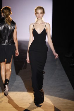 Paris, Fransa - 01 Mart: bir model 1 Mart 2011 de paris, Fransa paris moda haftası sırasında hakaan sonbahar kış 2011-12 defile pist yürür.