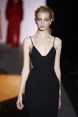 Paris, Fransa - 01 Mart: bir model 1 Mart 2011 de paris, Fransa paris moda haftası sırasında hakaan sonbahar kış 2011-12 defile pist yürür.