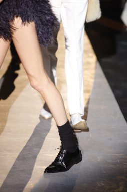 Paris, Fransa - 01 Mart: bir model 1 Mart 2011 de paris, Fransa paris moda haftası sırasında hakaan sonbahar kış 2011-12 defile pist yürür.