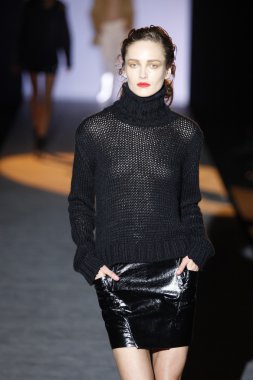 Paris, Fransa - 01 Mart: bir model 1 Mart 2011 de paris, Fransa paris moda haftası sırasında hakaan sonbahar kış 2011-12 defile pist yürür.