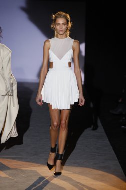 Paris, Fransa-Mart 06: 06 Şubat 2012 de paris, Fransa paris moda haftası kapsamında sonbahar kış 2011 show giymeye hazır hakaan sırasında pist model yürür.