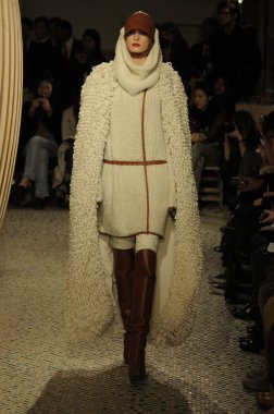 Paris, Fransa - Mart 06: bir model 6 Mart 2011 de paris, Fransa paris moda haftası sırasında hermes defile pist yürür