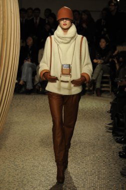 Paris, Fransa - Mart 06: bir model 6 Mart 2011 de paris, Fransa paris moda haftası sırasında hermes defile pist yürür