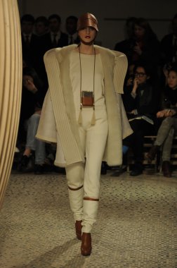 Paris, Fransa - Mart 06: bir model 6 Mart 2011 de paris, Fransa paris moda haftası sırasında hermes defile pist yürür