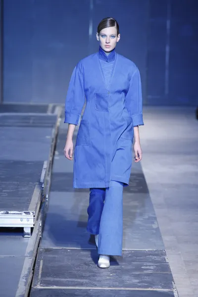 Seorang model berjalan di landasan pacu selama Aganovich Siap untuk Wear Autumn Musim Dingin 2011 2012 menunjukkan selama Paris Fashion Week di Palais De Tokyo pada tanggal 1 Maret 2011 di Paris, Prancis — Stok Foto