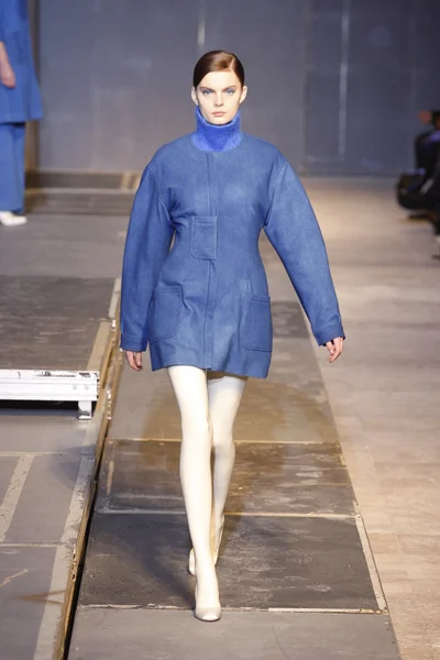 A modell sétál a kifutópálya alatt a Aganovich kész viselni ősz tél 2011 2012 show során Paris Fashion Week, a Palais De Tokyo március 1, 2011, Párizs, Franciaország — Stock Fotó