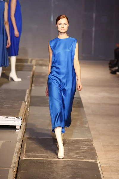 A model walks the runway during the Aganovich Ready to Wear Autumn Winter 2011 2012 show during Paris Fashion Week at Palais De Tokyo on March 1, 2011 in Paris, France — Stock Photo, Image