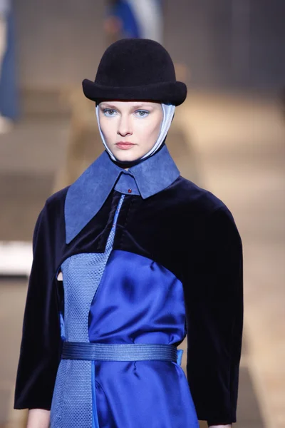 A model walks the runway during the Aganovich Ready to Wear Autumn Winter 2011 2012 show during Paris Fashion Week at Palais De Tokyo on March 1, 2011 in Paris, France — Stock Photo, Image