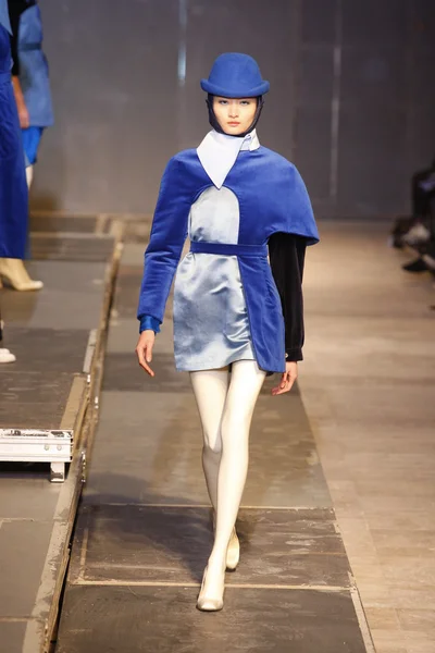 Una modella percorre la pista durante la sfilata Aganovich Ready to Wear Autunno Inverno 2011 2012 durante la Paris Fashion Week al Palais De Tokyo il 1 marzo 2011 a Parigi, Francia — Foto Stock