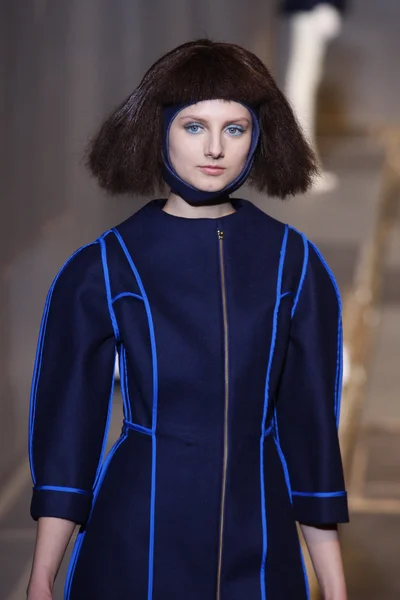 모델 착용가 겨울 2011 2012 쇼 파리 패션 위 크 팔 레 드 도쿄에서 2011 년 3 월 1 일 프랑스 파리에서에서에 동안에 Aganovich 준비 하는 동안 활주로 걸어 — 스톡 사진