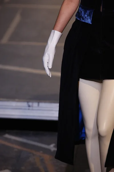 Una modelo camina por la pasarela durante el espectáculo Aganovich Ready to Wear Otoño Invierno 2011 2012 durante la Semana de la Moda de París en el Palais De Tokyo el 1 de marzo de 2011 en París, Francia — Foto de Stock